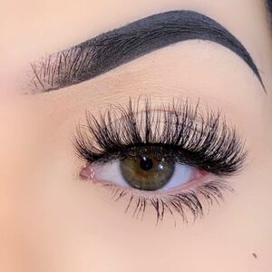 Voluminous Black False Eyelashes